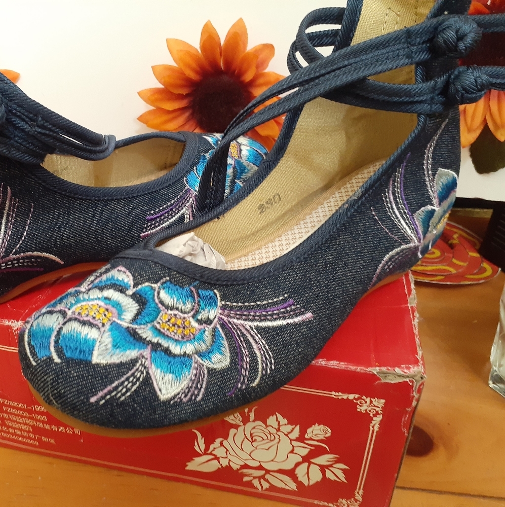 Embroidered Mary Jane Shoes